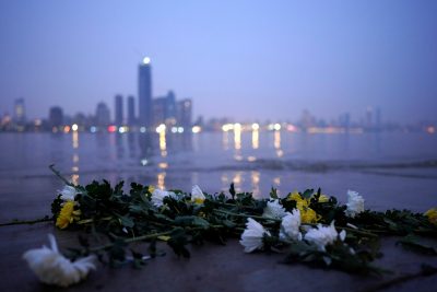 Fresh chrysanthemum flowers, a traditional Chinese funeral flower, lie on the banks of the Yangtze River on the eve of the Tomb-sweeping Festival in Wuhan, Hubei province, the epicentre of China's coronavirus disease (COVID-19) outbreak, 3 April 2020 (Photo: REUTERS/Aly Song). Fresh chrysanthemum flowers, a traditional Chinese funeral flower, lie on the banks of the Yangtze River on the eve of the Tomb-sweeping Festival in Wuhan, Hubei province, the epicentre of China’s coronavirus disease (COVID-19) outbreak, 3 April 2020 (Photo: REUTERS/Aly Song).