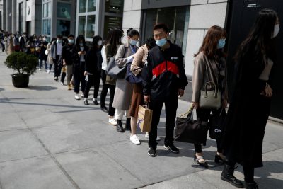 People wearing face masks, following the coronavirus disease (COVID-19) outbreak, make a line to enter an office building in Beijing, China is 28 April, 2020 (Photo: Reuters/Carlos Garcia Rawlins). People wearing face masks, following the coronavirus disease (COVID-19) outbreak, make a line to enter an office building in Beijing, China is 28 April, 2020 (Photo: Reuters/Carlos Garcia Rawlins).
