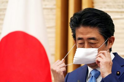 Japan's Prime Minister Shinzo Abe removes a protective face mask prior speaking during a news conference where he announces an extension of the nation's state of emergency amid the spread of the coronavirus disease (COVID-19) at the Prime Minister's Office in Tokyo, Japan, 4 May, 2020 (Photo: Reuters/ Eugene Hoshiko/Pool). Japan’s Prime Minister Shinzo Abe removes a protective face mask prior speaking during a news conference where he announces an extension of the nation’s state of emergency amid the spread of the coronavirus disease (COVID-19) at the Prime Minister’s Office in Tokyo, Japan, 4 May, 2020 (Photo: Reuters/ Eugene Hoshiko/Pool).