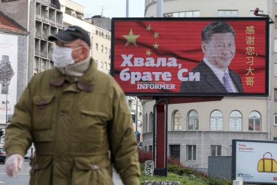 A man wearing a protective mask passes by a billboard depicting Chinese President Xi Jinping as the spread of the coronavirus disease (COVID-19) continues in Belgrade, Serbia, 1 April 2020. The text on the billboard reads 'Thanks, brother Xi' (Photo: Reuters/Djordje Kojadinovic). A man wearing a protective mask passes by a billboard depicting Chinese President Xi Jinping as the spread of the coronavirus disease (COVID-19) continues in Belgrade, Serbia, 1 April 2020. The text on the billboard reads ‘Thanks, brother Xi’ (Photo: Reuters/Djordje Kojadinovic).
