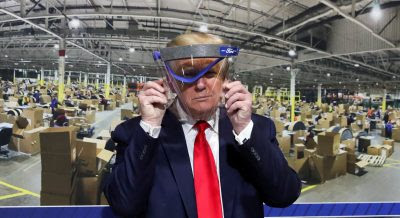US President Donald Trump holds up a protective face shield during a tour of the Ford Rawsonville Components Plant that is manufacturing ventilators, masks and other medical supplies during the coronavirus disease (COVID-19) pandemic in Ypsilanti, Michigan, 21 May 2020 (Photo: REUTERS/Leah Millis). US President Donald Trump holds up a protective face shield during a tour of the Ford Rawsonville Components Plant that is manufacturing ventilators, masks and other medical supplies during the coronavirus disease (COVID-19) pandemic in Ypsilanti, Michigan, 21 May 2020 (Photo: REUTERS/Leah Millis).