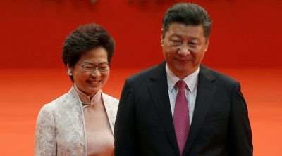 Hong Kong Chief Executive Carrie Lam and Chinese President Xi Jinping walk after Lam took her oath, during the 20th anniversary of the city's handover from British to Chinese rule, in Hong Kong, China, 1 July 2017 (Reuters/Bobby Yip/File Photo). Hong Kong Chief Executive Carrie Lam and Chinese President Xi Jinping walk after Lam took her oath, during the 20th anniversary of the city’s handover from British to Chinese rule, in Hong Kong, China, 1 July 2017 (Reuters/Bobby Yip/File Photo).