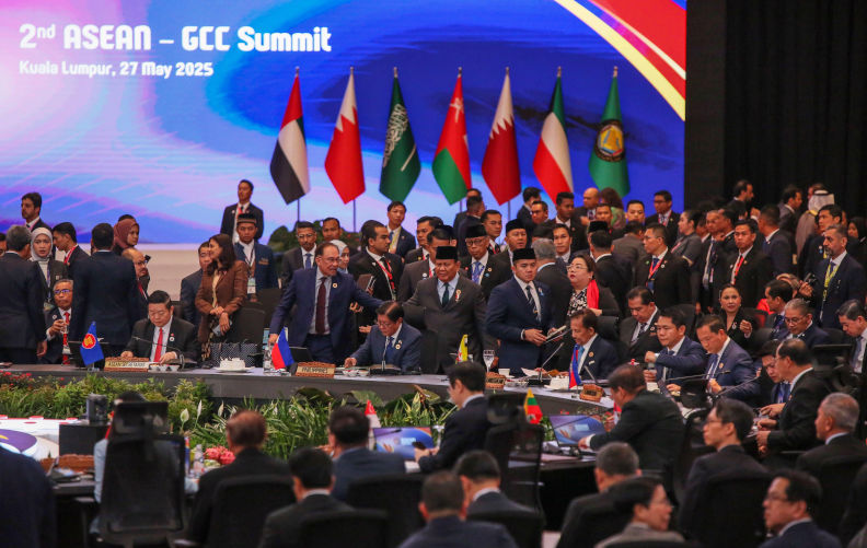 Kuala Lumpur, Malaysia. 27th May, 2025. Leaders and diplomats seen during the 2nd ASEAN GCC Summit at Kuala Lumpur. Credit SOPA Images Limited/Alamy Live News. ContributorSOPA Images Limited. Image ID3BE77CP ASEAN leads response to the threat of global economic disorder