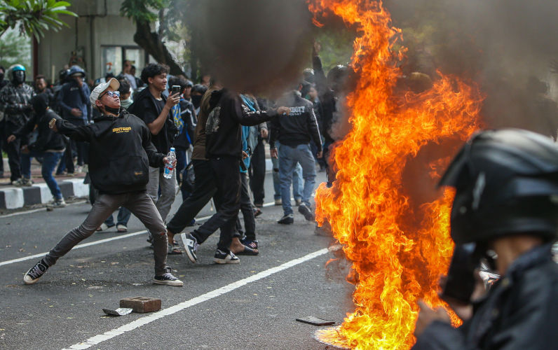 Jakarta, Indonesia. Aug, 2025. Protesters throw stones at the House of Representatives building during the chaos in Jakarta, Indonesia. The protesters, consisting of students and members of the public, opposed the policies of Indonesian parliamentarians, which they considered detrimental to the people. (Credit Image: Claudio Pramana/ZUMA Press Wire) Contributor: ZUMA Press, Inc. Image ID:3CG08T4