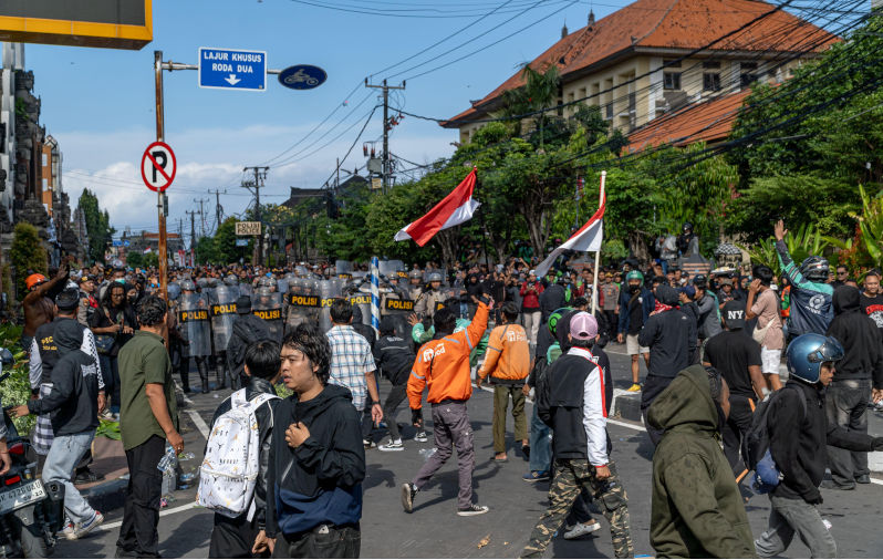 Denpasar, Indonesia. 30th Aug, 2025. Demonstrators gather on the street during a protest. Massive protests erupted in several major cities across Indonesia following the death of Affan Kurniawan, an online motorbike taxi driver, who was fatally struck by a police armored vehicle in Jakarta, on August 28, 2025. Kurniawans death occurred amid escalating demonstrations over economic hardship, and dissatisfaction with government policies and legislative performance. Credit SOPA Images Limited/Alamy Live News. ContributorSOPA Images Limited. Image ID3CH3GEY Protest wave challenges Indonesia’s authoritarian drift