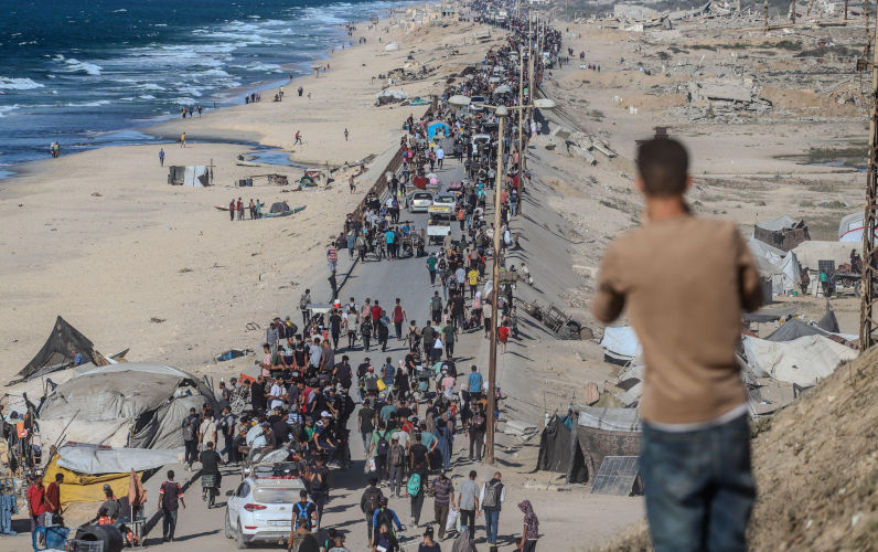 Palestine. 10th Oct, 2025. Palestinians walk along alRashid Street, the main coastal road connecting southern and central Gaza to the north, as they return to their homes following the new ceasefire agreement between Israel and the Palestinian group Hamas in Gaza City, Gaza, on October 10, 2025. Photo by Ramez Habboub/ABACAPRESS.COM Credit Abaca Press/Alamy Live News. ContributorAbaca Press. Image ID3CWCCTD From Gaza, Palestinians have reasserted their agency on the world stage