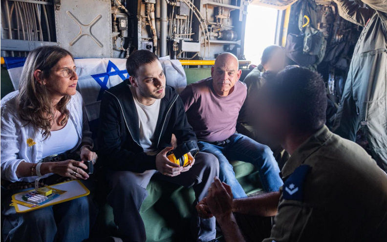 Tel Aviv, Israel. 13th Oct, 2025. Returned hostage Alon Ohel is reunited with his parents on Monday, October 13, 2025, after spending more than two years in Hamas captivity. Photo via Israel GPO/UPI Credit UPI/Alamy Live News. ContributorUPI. Image ID3CX0E62 Stark contrasts in health of returning hostages