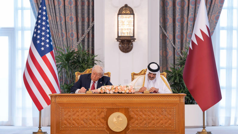Doha, Qatar. 14th May, 2025. Qatar's Emir Sheikh Tamim bin Hamad al-Thani (R) and US President Donald Trump sit side by side during a signing ceremony at the Royal Palace in Doha in Qatar, Wednesday, May 14, 2025. Photo by Qatari Amiri Diwan Office/ Credit: UPI/Alamy Live News. Contributor: UPI / Alamy Stock Photo Image-ID:3BB2J71 Netanyahu leaves Washington without a Gaza ceasefire, just like he wanted