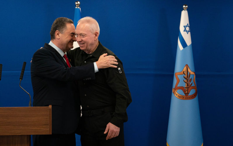 Israel_Katz,_the_appointed_Minister_of_Defence_of_Israel_and_the_outgoing_minister,_Yoav_Galant,_November_2024._I. Image: Wikimedia Commons / By Spokesperson and Public Relations Division of the Ministry of Defence of Israel, CC BY-SA 4.0, https://commons.wikimedia.org/w/index.php?curid=155093722 Israeli defence minister orders plan to build concentration camp for Gaza’s civilian population
