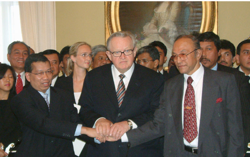 HELSINKI, Finland - Former Finnish President Maarti Ahtisaari (C) and representatives from the Indonesian government and rebels of the Free Aceh Movement fighting for independence in Indonesia's northernmost province of Aceh shake hands in Helsinki on Aug. 15 after signing a peace agreement expected to end a long-running civil war. (Kyodo)Image: Alamy. Contributor: Newscom Image ID: JNKRFF Lessons from Aceh's peace agreement