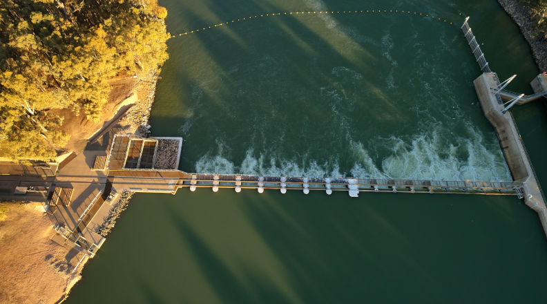 Low-altitude-aerial-of the-Wentworth-Weir, -across-the-Murray-River, just-downstream-of-the -junction-of the-Murray -and-Darling-Rivers.Image:-Alamy Contributor:-Excitations / Alamy-Stock-Photo Image-ID:-W2M443 Environment: Murray-Darling Plan delivers profits, but not environmental improvement
