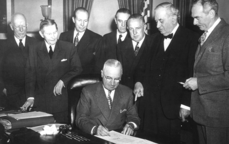 Marshall plan, President Truman signs the Economic Assistance Act, a program for the reconstruction of Europe. (Dean Acheson on the right) April 19, 1949 Etats-Unis National Archives - Washington. Contributor: Photo 12 / Alamy Stock Photo Image ID: GG2BYA In memory of the Marshall Plan – a primer for Gen Z