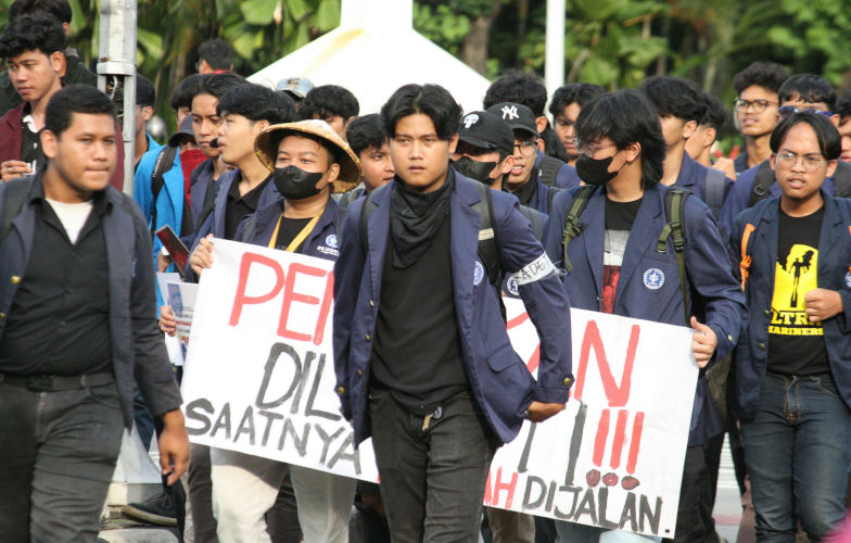 (Unsplash/Harry Angiola) A group of a college students from IPB University leads by their activist leader doing a protest of Indonesia Gelap (Unsplash/Harry Angiola)angiola-harry-6NCK2Li3PAU-unsplash. Image: Angiola Harry Beyond the rhetoric: Youth and anti-corruption efforts in Indonesia