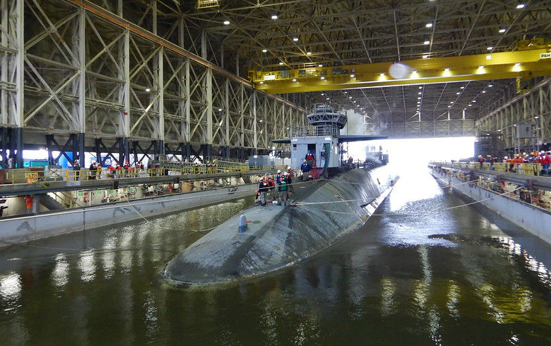 The Ohio-class ballistic-missile submarine USS Tennessee (SSBN 734) enters the Trident Refit Facility,