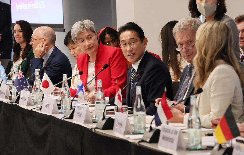 Penny Wong sits next to Fumio_Kishida_at_the_10th_high-level_CTBT_Summit Image: Wikimedia Commons