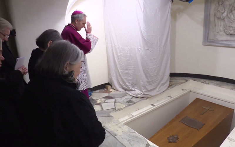 Final blessing, with the Coffin of Benedict XVI already in the tomb. Date 5 January 2023.