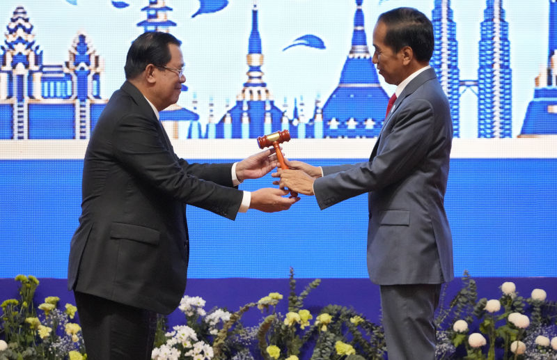 Cambodian Prime Minister Hun Sen, left, hands over the gavel to Indonesian President Joko Widodo during a transfer of ASEAN Chairmanship at the closing ceremonies of the 40th and 41st ASEAN Summit and Related Summits in Phnom Penh, Cambodia, Sunday, Nov. 13, 2022. Image: AAP/AP Photo/Anupam Nath