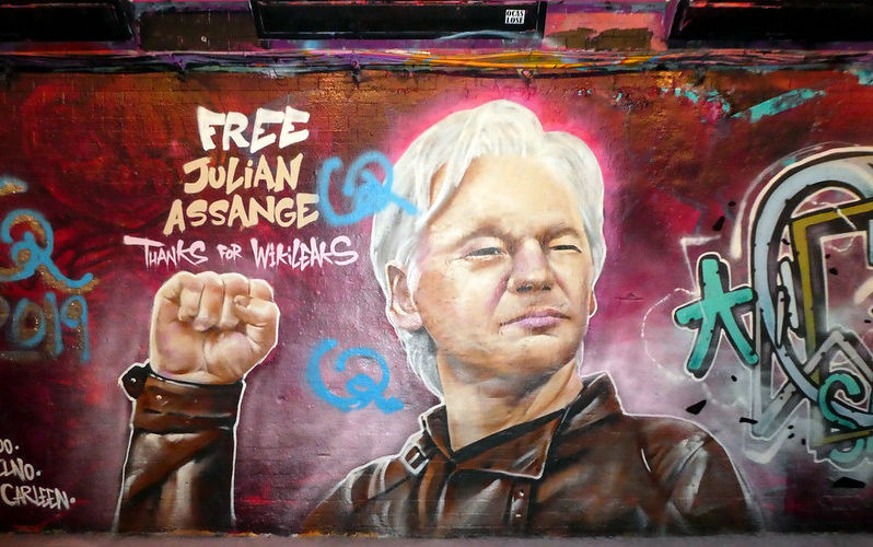 Free Julian Assange graffiti