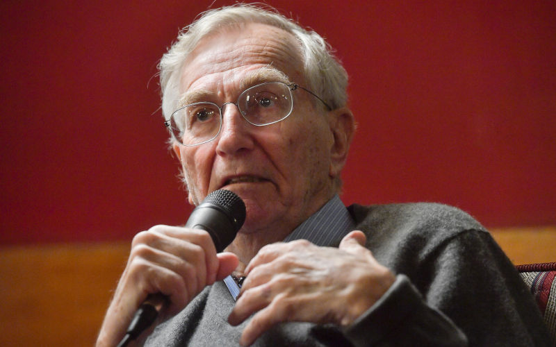 R12X4B Prague, Czech Republic. 08th Nov, 2018. Discussion with American investigative journalist Seymour Hersh, holder of Pulitzer Prize in Prague, Czech Republic, November 8, 2018. Then he signs his latest book Reporter: A Memoir. Credit: Vit Simanek/CTK Photo/Alamy Live News