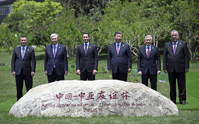 epa10639178 A handout photo made available by the Press Service of the President of Kyrgyzstan shows Uzbekistan President Shavkat Mirziyoyev, Tajikistan President Emomali Rahmon, Kazakhstan President Kassym-Jomart Tokayev, Chinese President Xi Jinping, Kyrgyzstan President Sadyr Japarov and Turkmenistan President Serdar Berdimuhamedov poses for photo afrer plant six trees that represent close China-Central Asia solidarity and cooperation after the China-Central Asia Summit in Xi'an, Shaanxi province, China, 19 May 2023. EPA/KYRGYZSTAN PRESIDENT PRESS SERVICE / HANDOUT MANDATORY CREDIT HANDOUT EDITORIAL USE ONLY